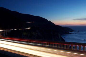 夜の高速道路を走る車のライト