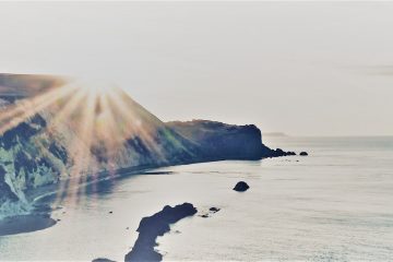 海岸の岬に上る朝日