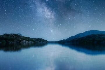 夜の湖と星空
